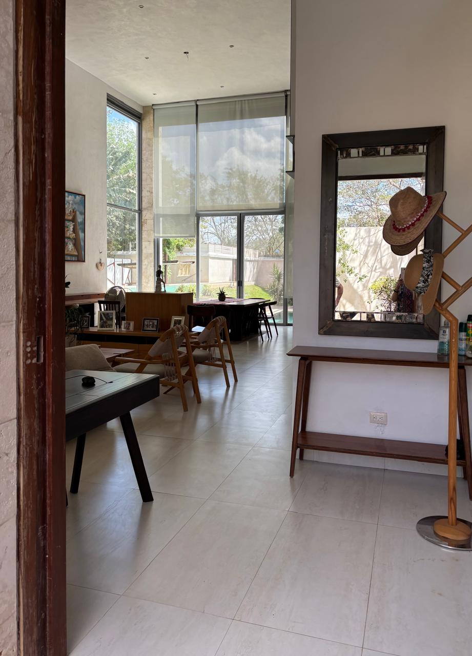 Super amplia y con Cancha de Tenis