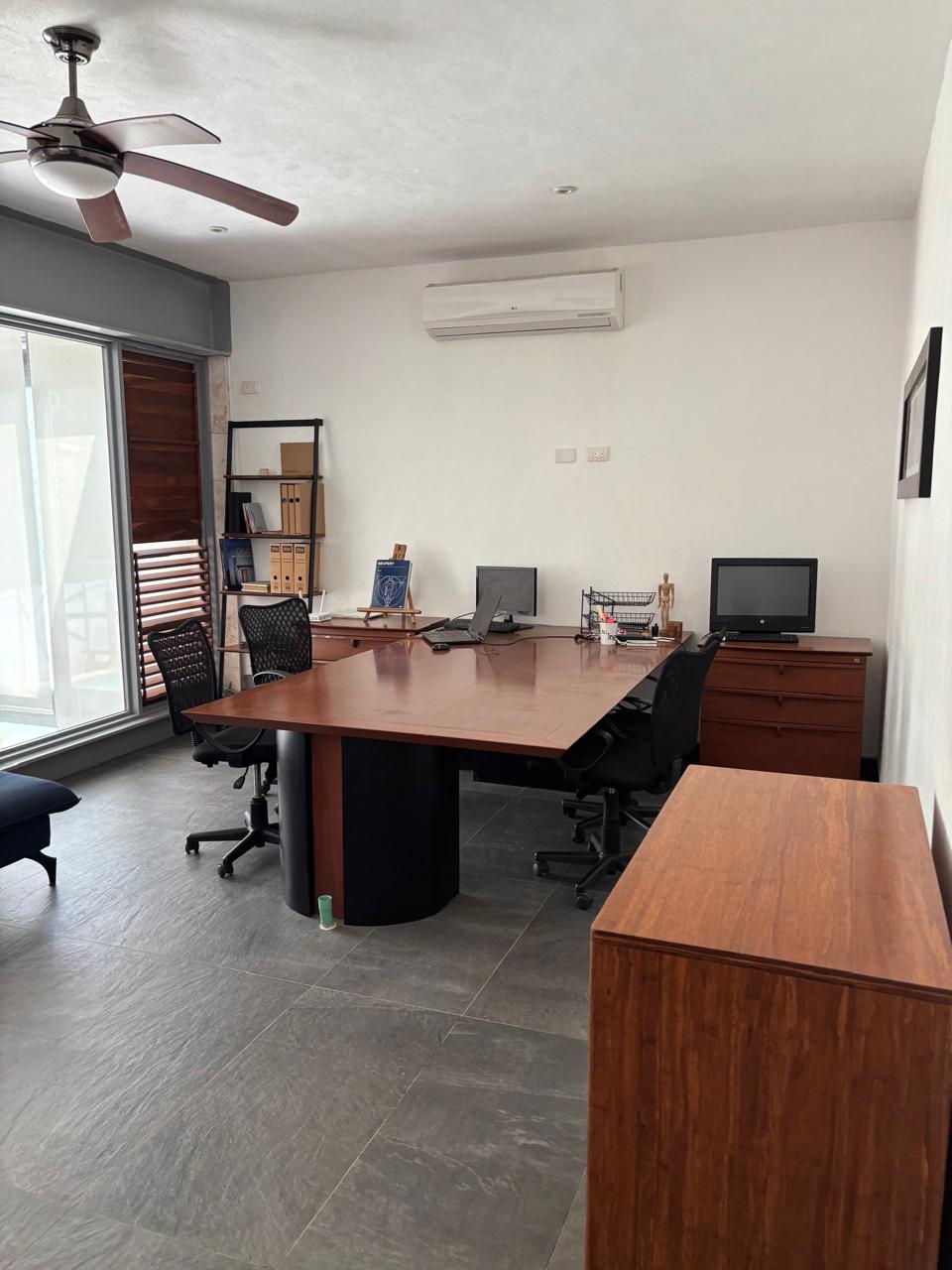 Super amplia y con Cancha de Tenis