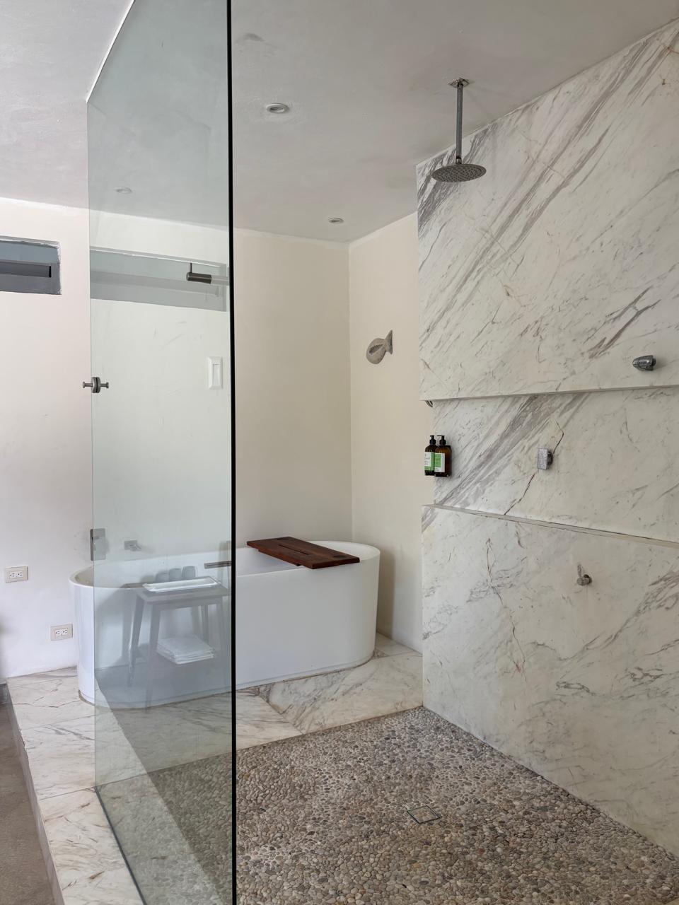 Super amplia y con Cancha de Tenis