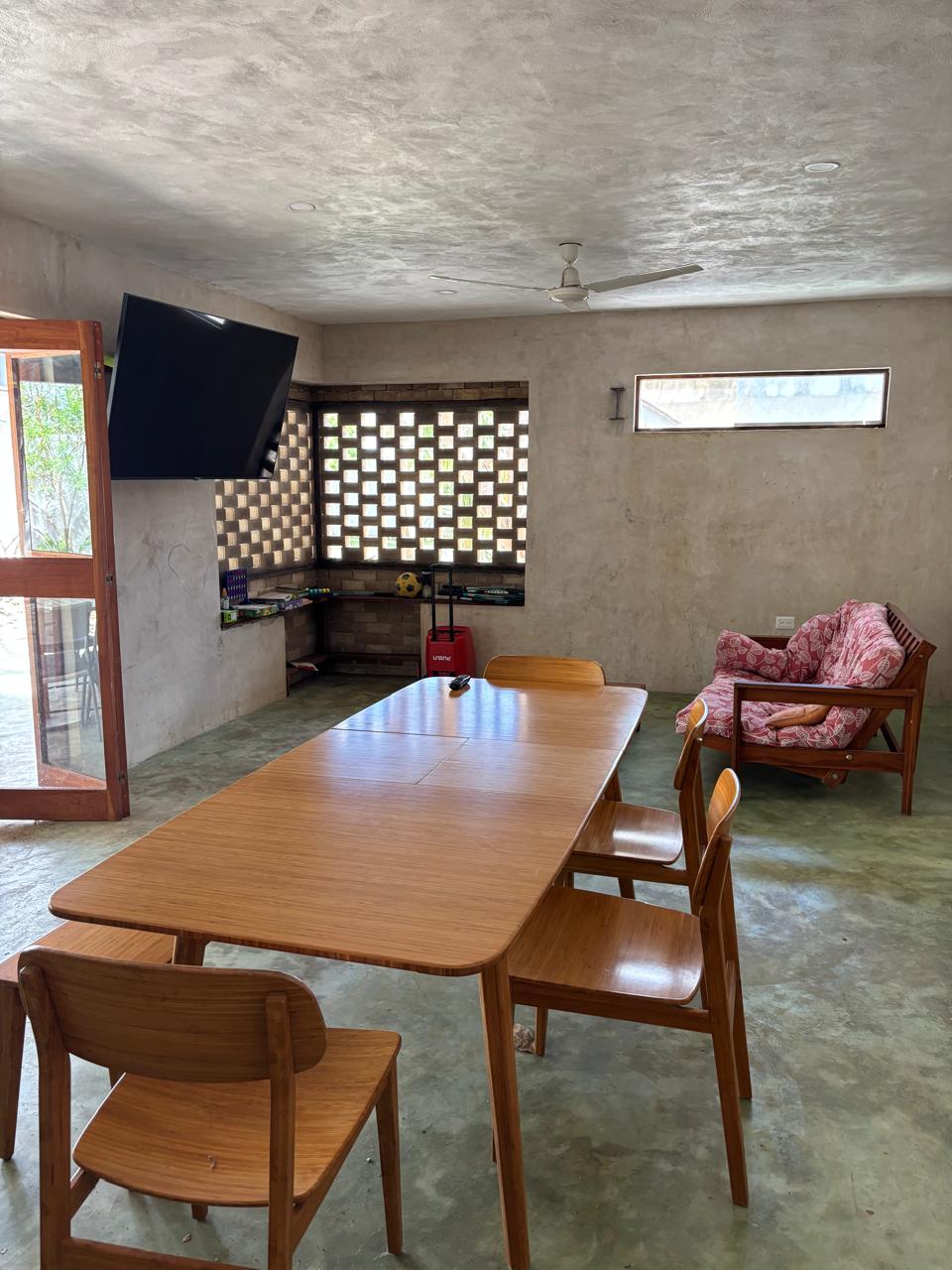 Super amplia y con Cancha de Tenis