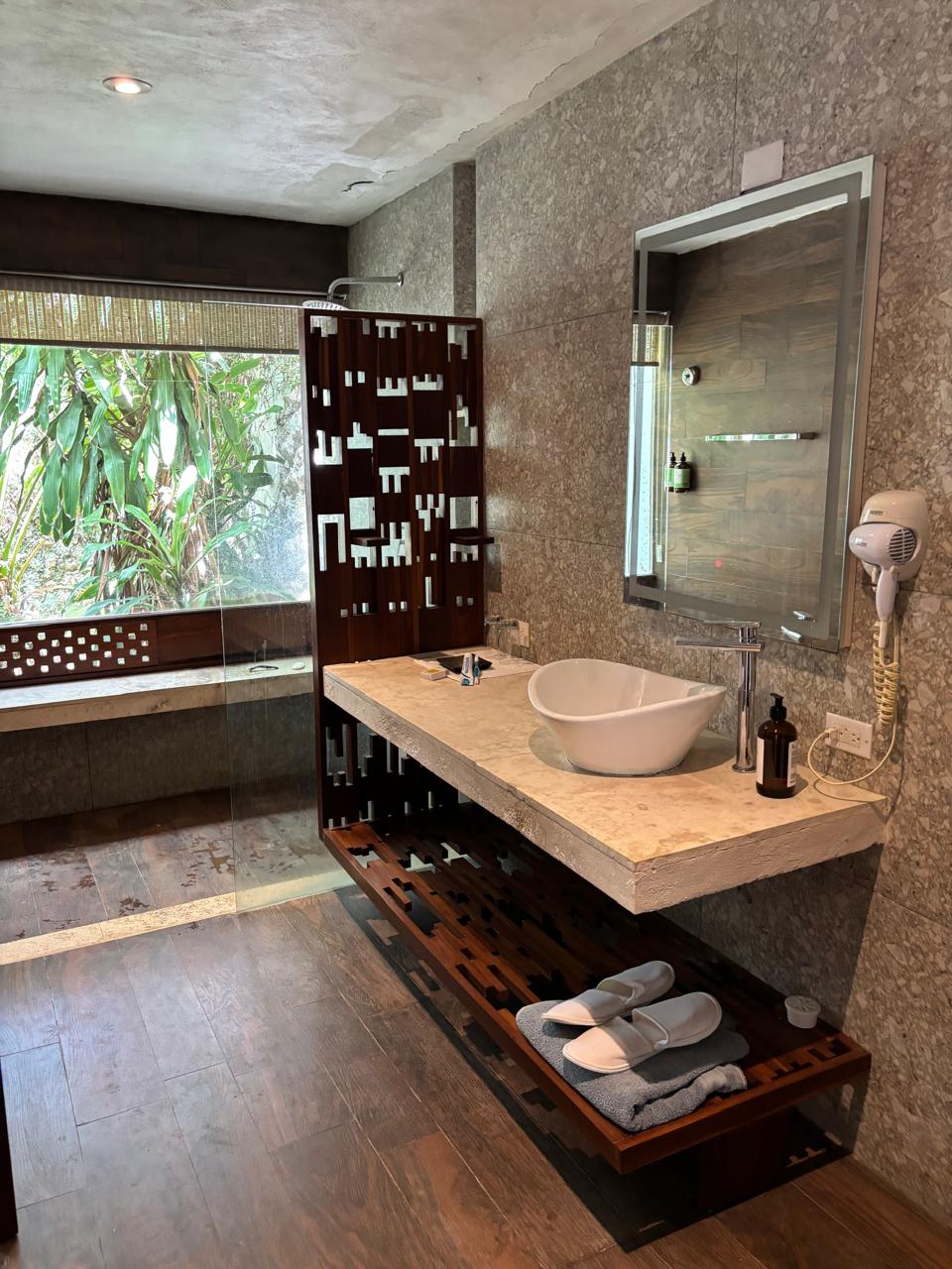 Super amplia y con Cancha de Tenis