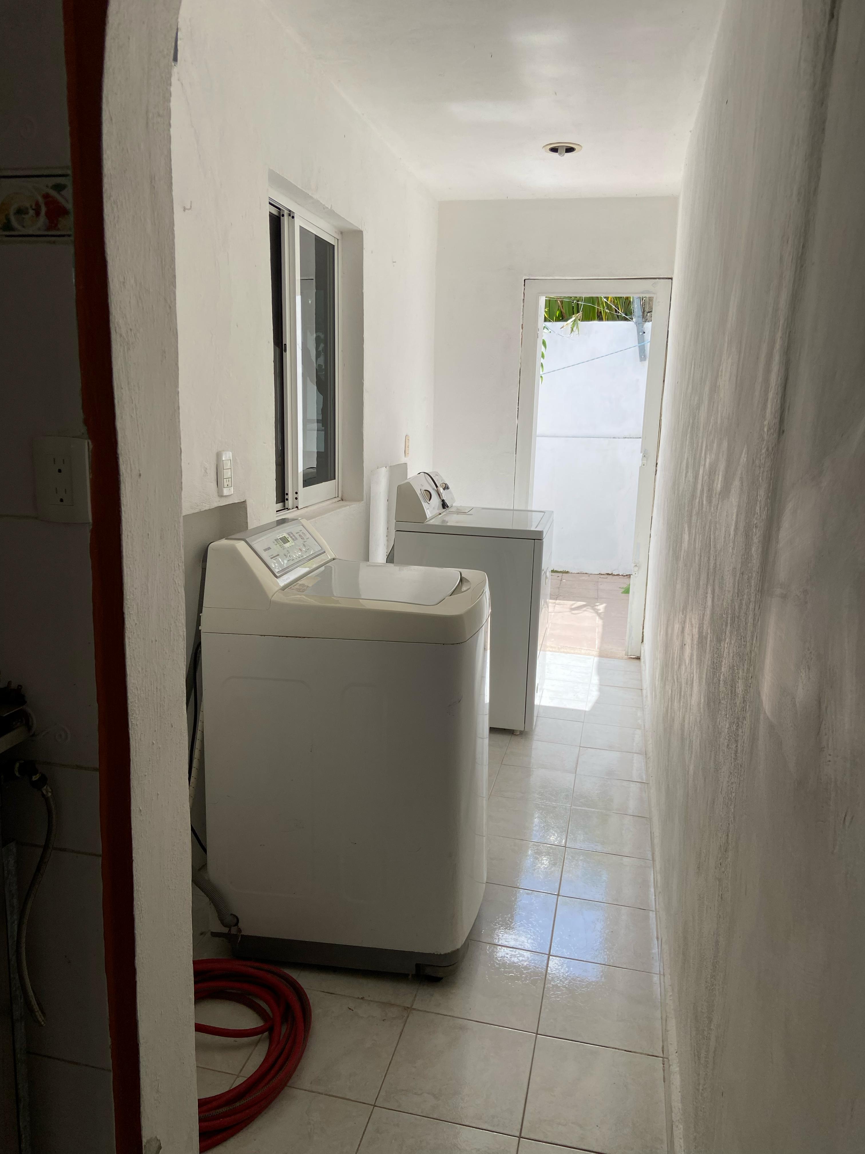 Casa de 3 recámaras con cochera eléctrica en Jardines de Chuburná