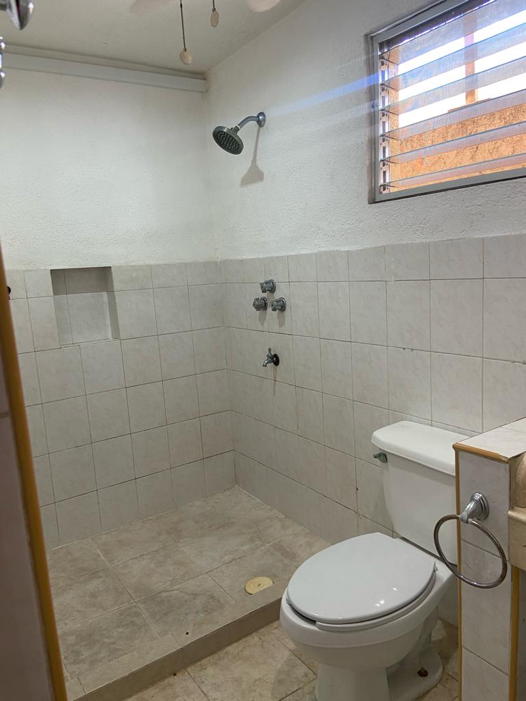 Amplia y con piscina en Loma Bonita