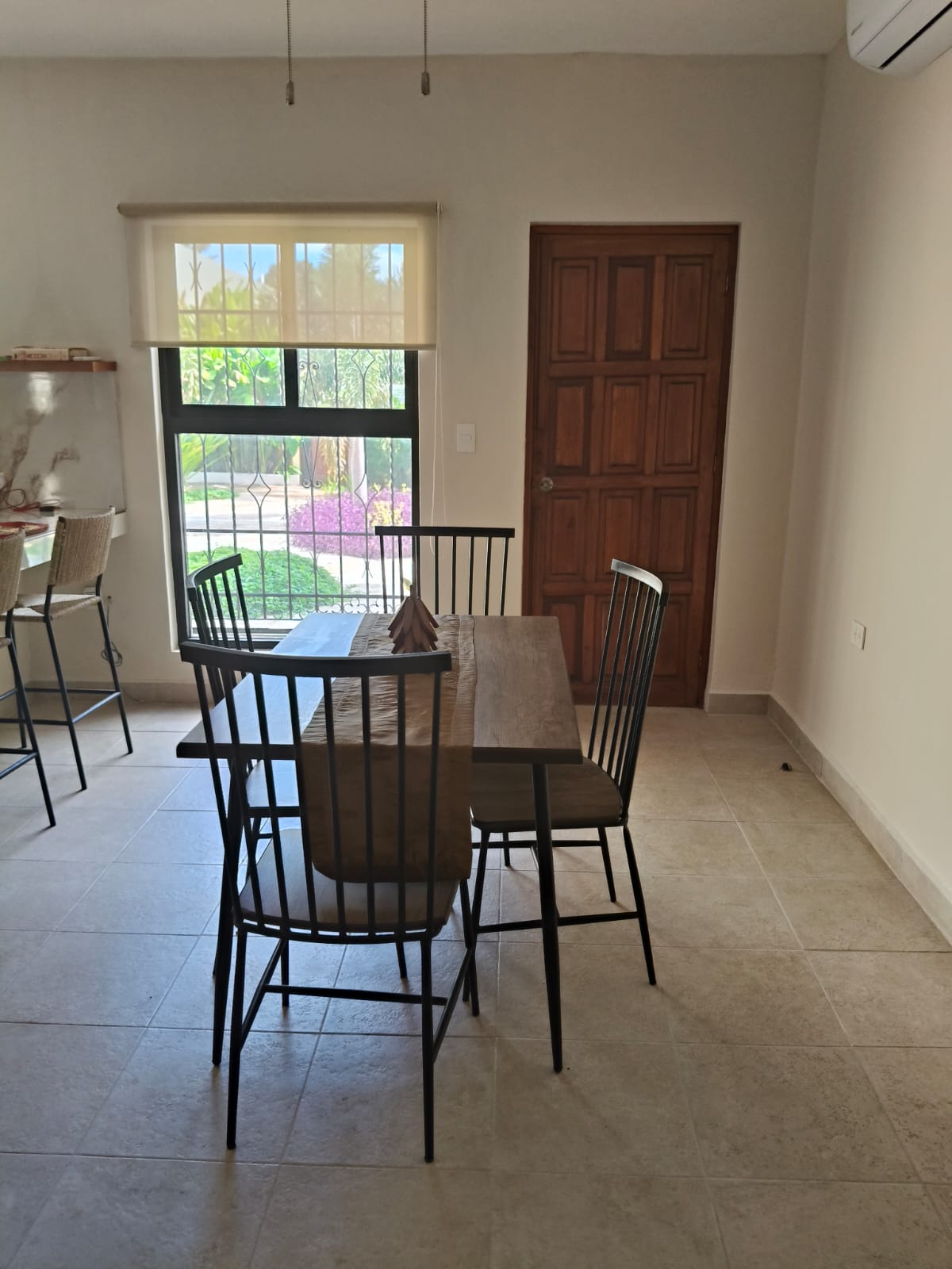 Casa remodelada y amueblada en la García Ginerés