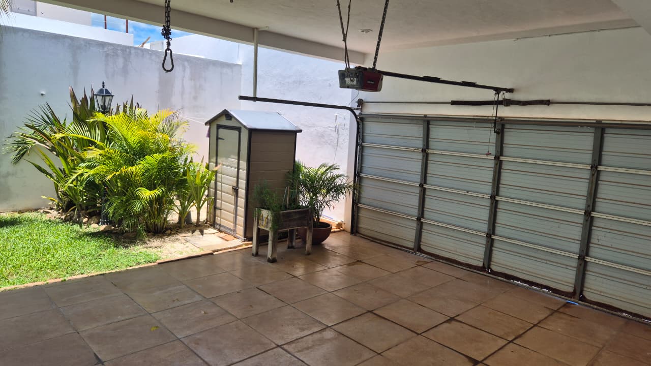 En una esquina de Algarrobos