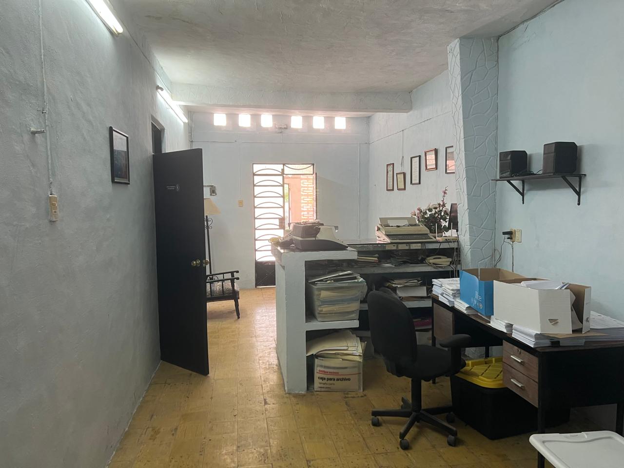 Charming Centro Fixer-Upper with Endless Potential