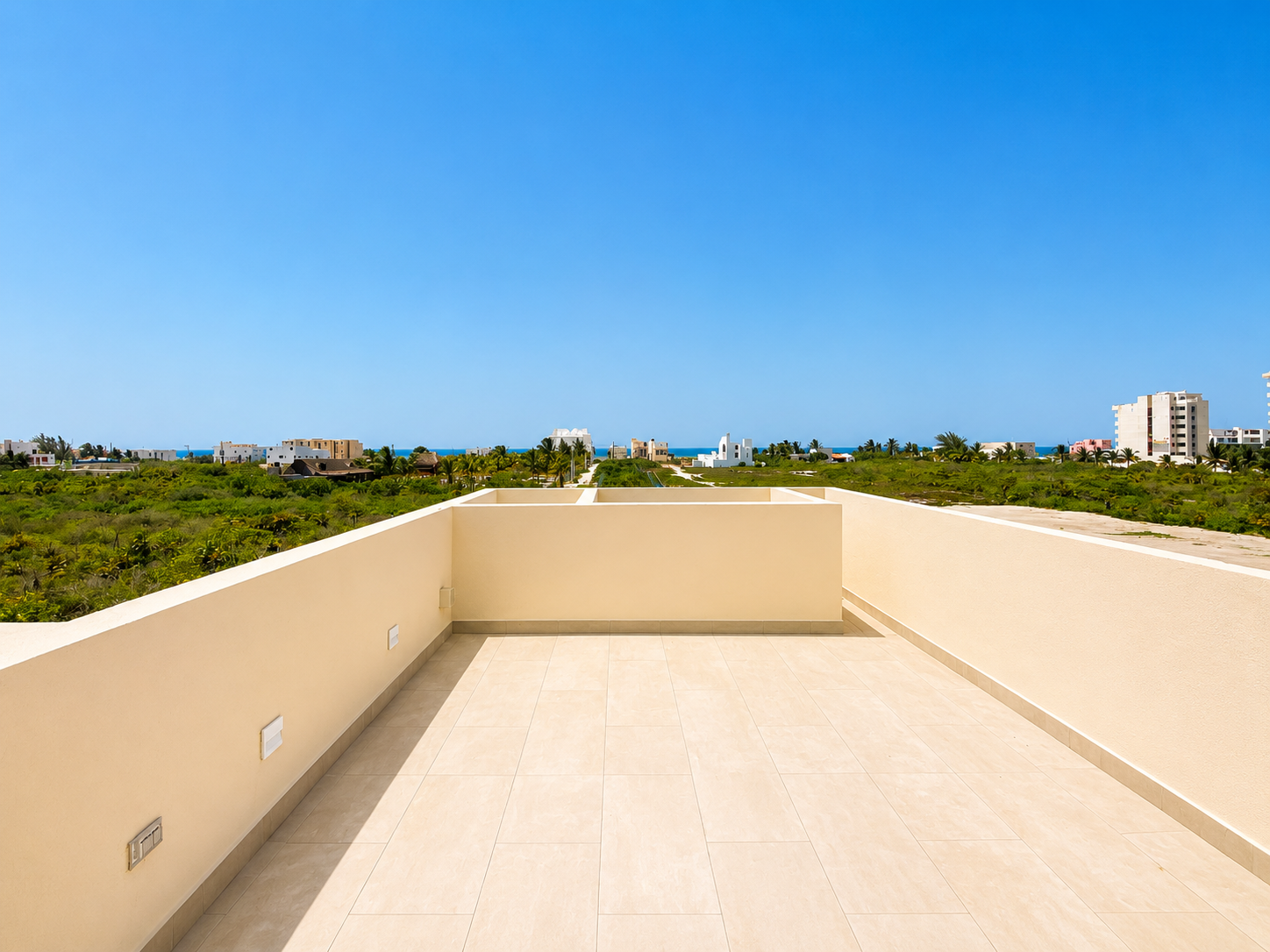 Modern Second-Row Beach Home