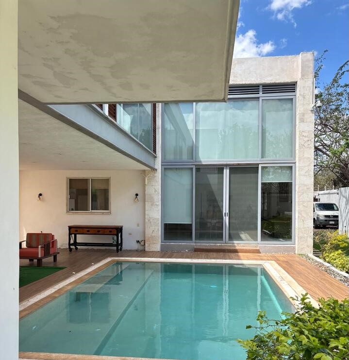 Super amplia y con Cancha de Tenis