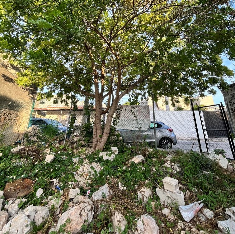 Lot near Galerias Mérida and Plaza Ther Harbor.